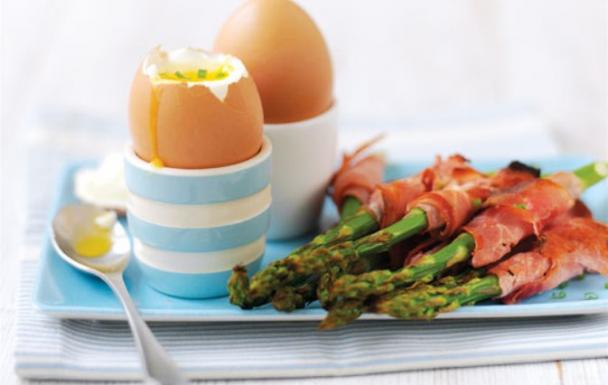 Boiled eggs & asparagus soldiers