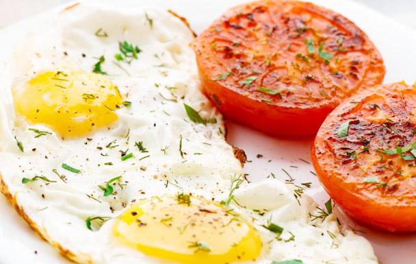 Fried Eggs With Broiled Tomatoes