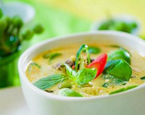 Healthy and low fat thai green curry with chicken and green beans recipe
