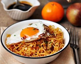 RAMEN NOODLES WITH FRIED EGGS